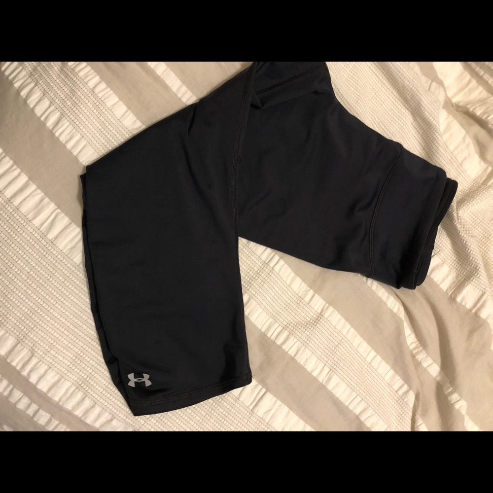 black cropped under armor leggings